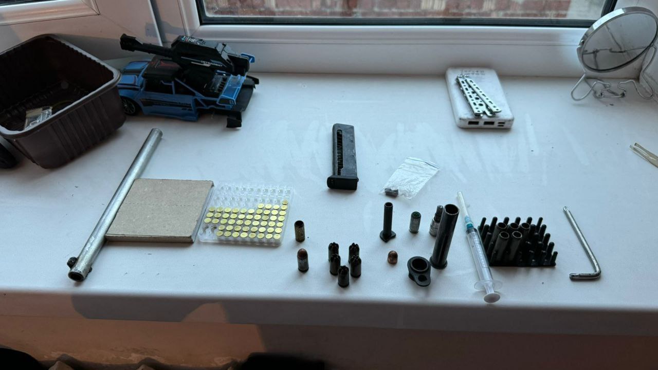 УФСБ и МВД по Дагестану пресекли деятельность Ибрагимова А.Н. и Магомедова И.Г. из Махачкалы, которые переделывали сигнальные пистолеты «ПМ» и «Наган» под боевые патроны и продавали их через интернет