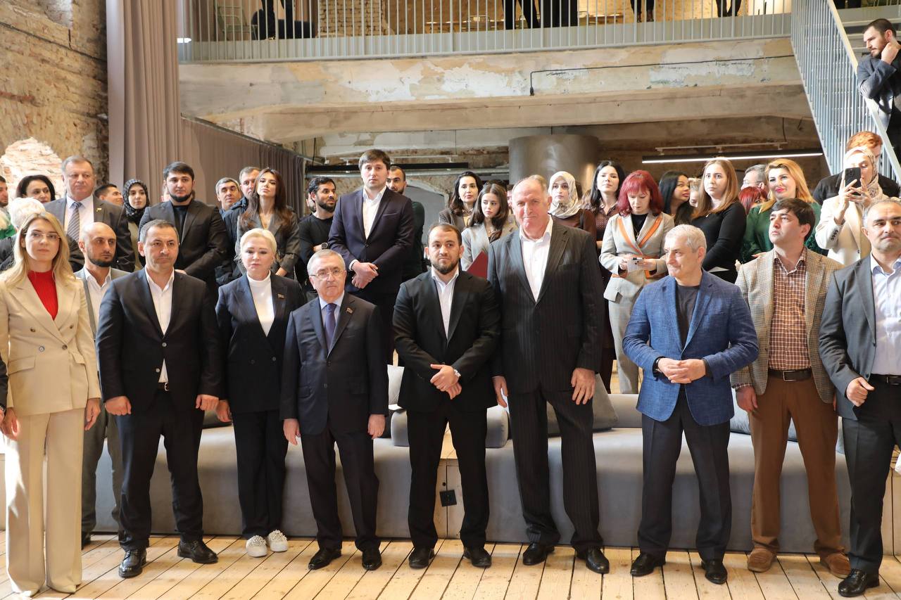 Председатель Правительства РД Абдулмуслим Абдулмуслимов отметил работу сотрудников Центра управления регионом Дагестана по случаю 5-летия со дня его создания Председатель Правительства РД Абдулмуслим Абдулмуслимов отметил работу сотрудников Центра управления регионом Дагестана по случаю 5-летия со дня его создания