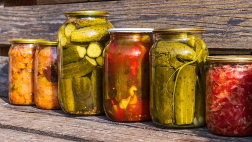 Мудрые хозяйки никогда не трут банки для закаток: чистят этим нехитрым способом