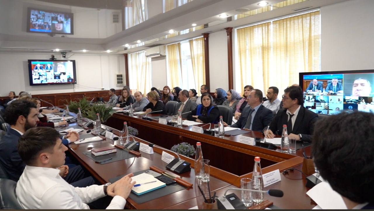 Вице-премьер Абдурахман Махмудов провёл совещание по предстоящей дополнительной иммунизации от полиомиелита Вице-премьер Абдурахман Махмудов провёл совещание по предстоящей дополнительной иммунизации от полиомиелита