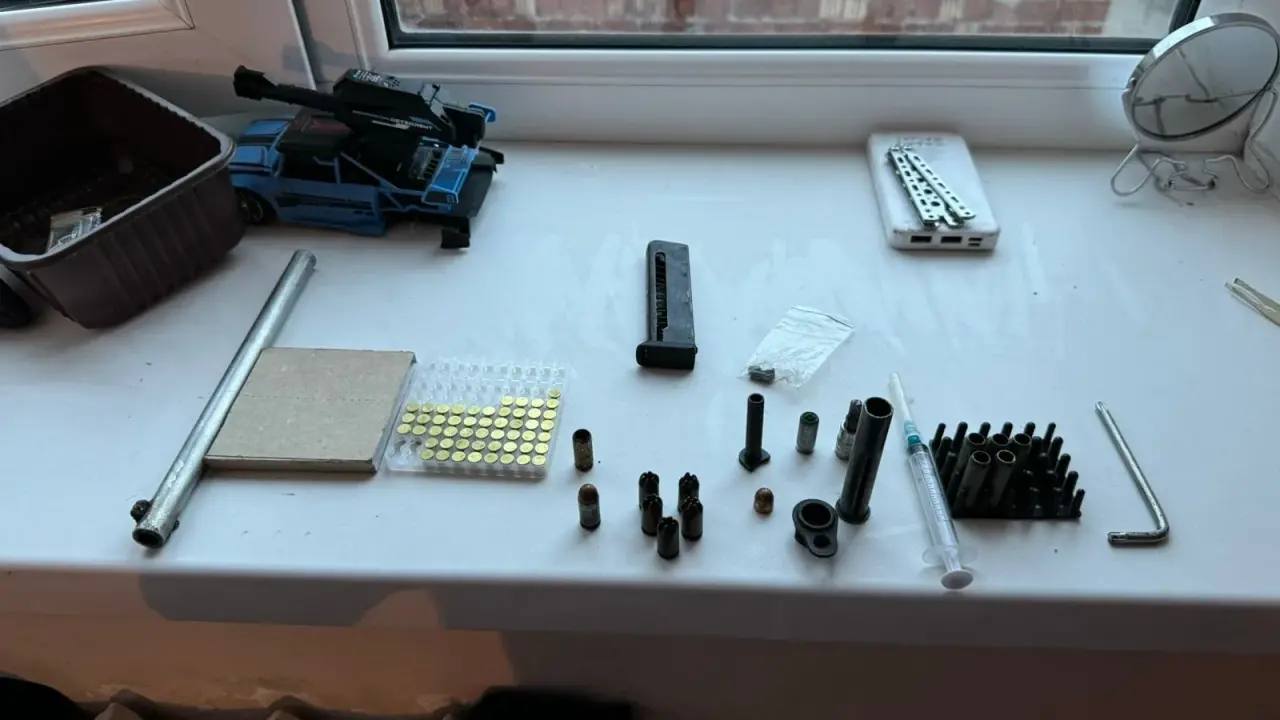 УФСБ по Республике Дагестан пресекла незаконный сбыт оружия жителями Махачкалы Ибрагимовым А.Н. и Магомедовым И.Г. В 2024 году они модернизировали сигнальные пистолеты «ПМ» и «Наган» для стрельбы боевыми патронами и... УФСБ по Республике Дагестан пресекла незаконный сбыт оружия жителями Махачкалы Ибрагимовым А.Н. и Магомедовым И.Г. В 2024 году они модернизировали сигнальные пистолеты «ПМ» и «Наган» для стрельбы боевыми патронами и...