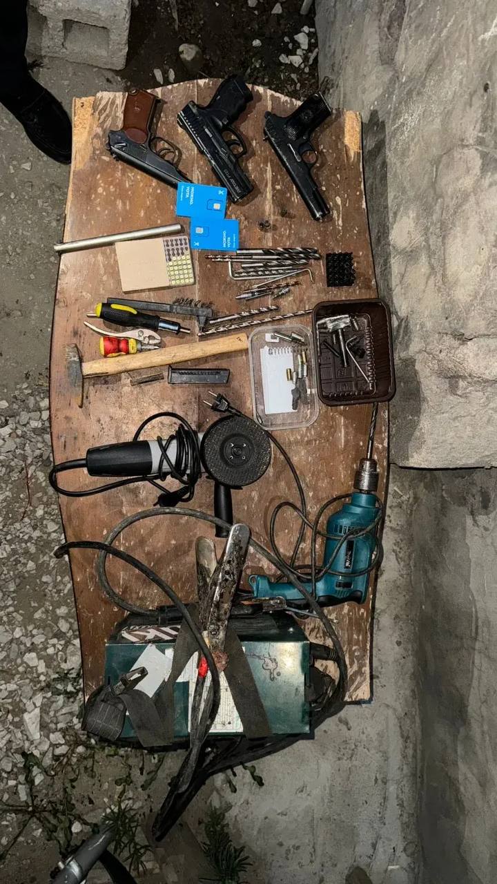 УФСБ по Республике Дагестан пресекла незаконный сбыт оружия жителями Махачкалы Ибрагимовым А.Н. и Магомедовым И.Г. В 2024 году они модернизировали сигнальные пистолеты «ПМ» и «Наган» для стрельбы боевыми патронами и... УФСБ по Республике Дагестан пресекла незаконный сбыт оружия жителями Махачкалы Ибрагимовым А.Н. и Магомедовым И.Г. В 2024 году они модернизировали сигнальные пистолеты «ПМ» и «Наган» для стрельбы боевыми патронами и...