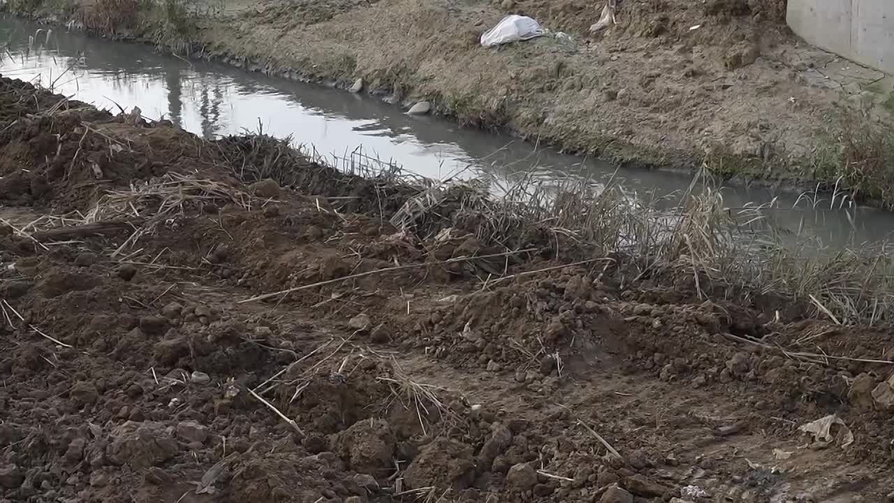 В Ленинском районе Махачкалы по поручению главы города Джамбулата Салавова проводятся мероприятия по очистке русла реки Черкес-озень и дноуглублению для повышения пропускной способности