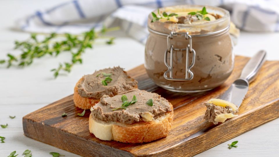 Забудьте о печени: куриный паштет будет в разы вкуснее, если сделать его из филе