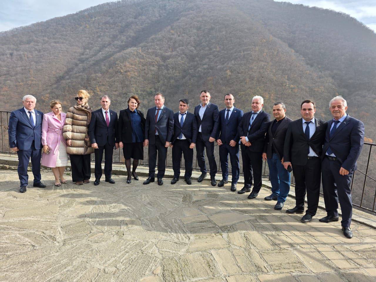 Делегация Народного Собрания Дагестана под руководством спикера парламента Заура Аскендерова осмотрела средневековую крепость Семи братьев и одной сестры Делегация Народного Собрания Дагестана под руководством спикера парламента Заура Аскендерова осмотрела средневековую крепость Семи братьев и одной сестры