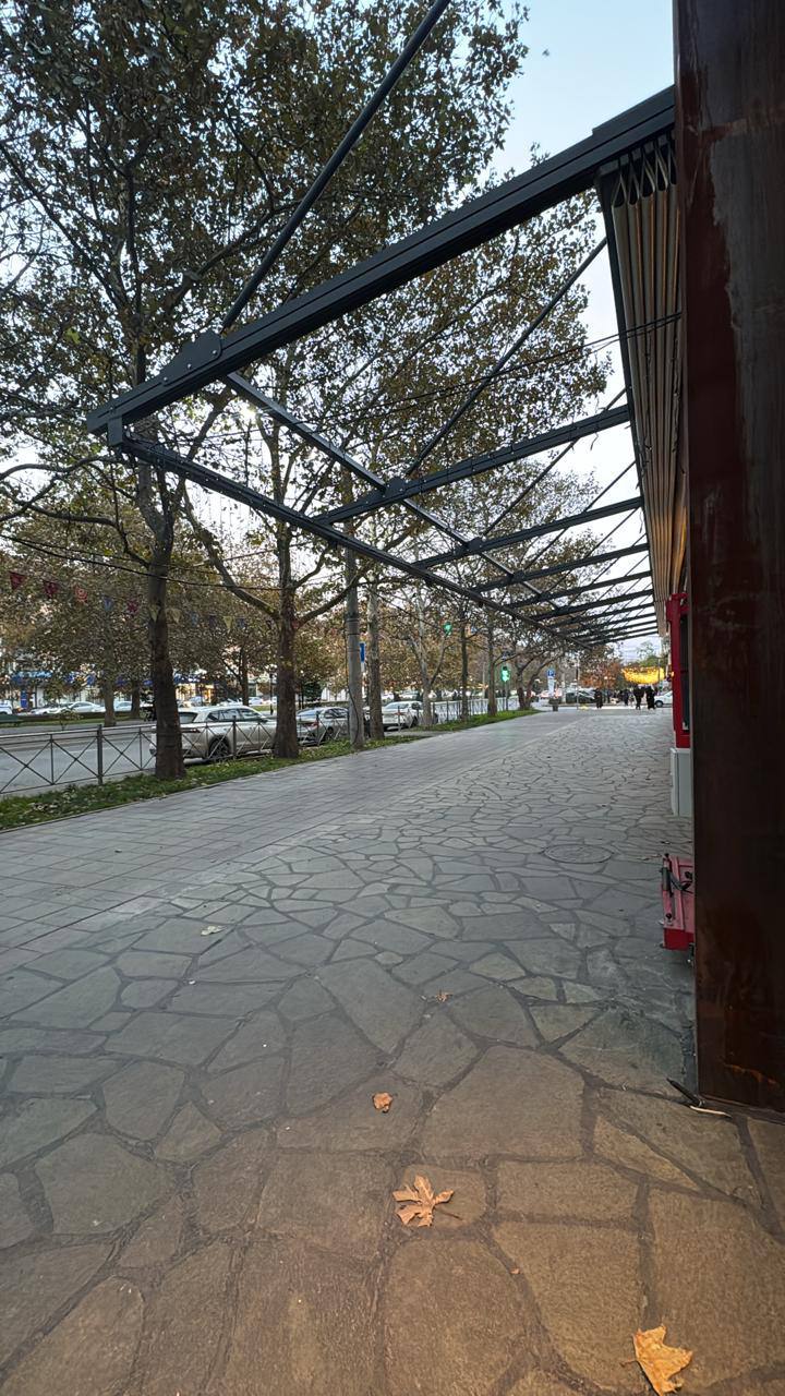 В Махачкале демонтировали веранду, располагавшуюся на тротуарной части на пр. Расула Гамзатова, 64. Теперь тротуар полностью освобожден и доступен для пешеходов