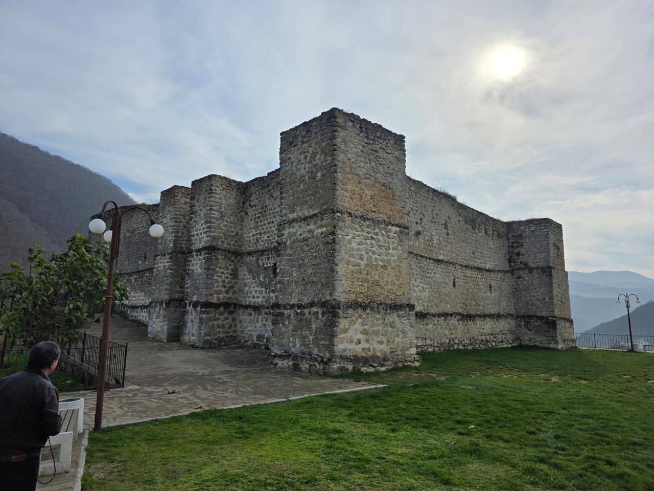 Делегация Народного Собрания Дагестана под руководством спикера парламента Заура Аскендерова осмотрела средневековую крепость Семи братьев и одной сестры Делегация Народного Собрания Дагестана под руководством спикера парламента Заура Аскендерова осмотрела средневековую крепость Семи братьев и одной сестры