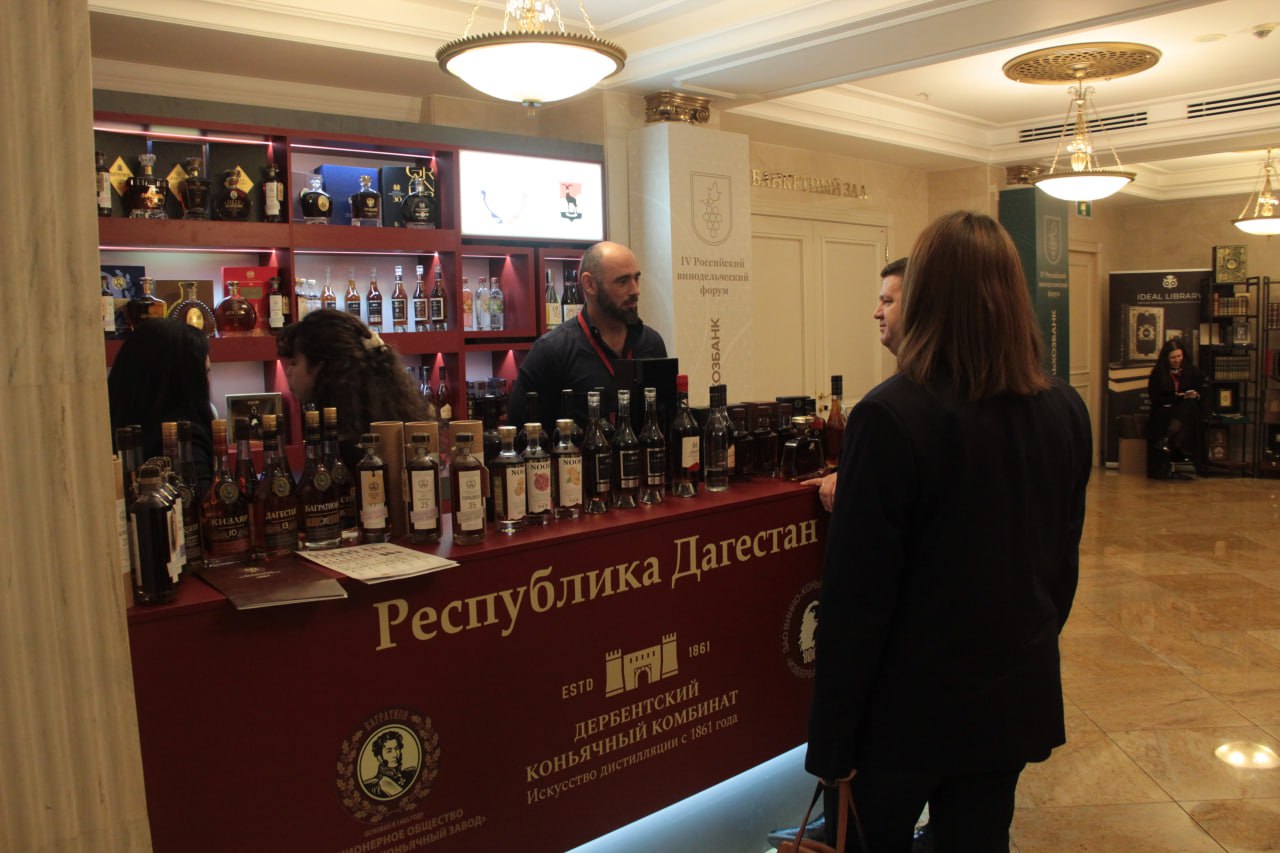 Все слышали о коньячной продукции Дербентского коньячного комбината, но только любители вина знают, что ДКК также производит достойные вина Все слышали о коньячной продукции Дербентского коньячного комбината, но только любители вина знают, что ДКК также производит достойные вина