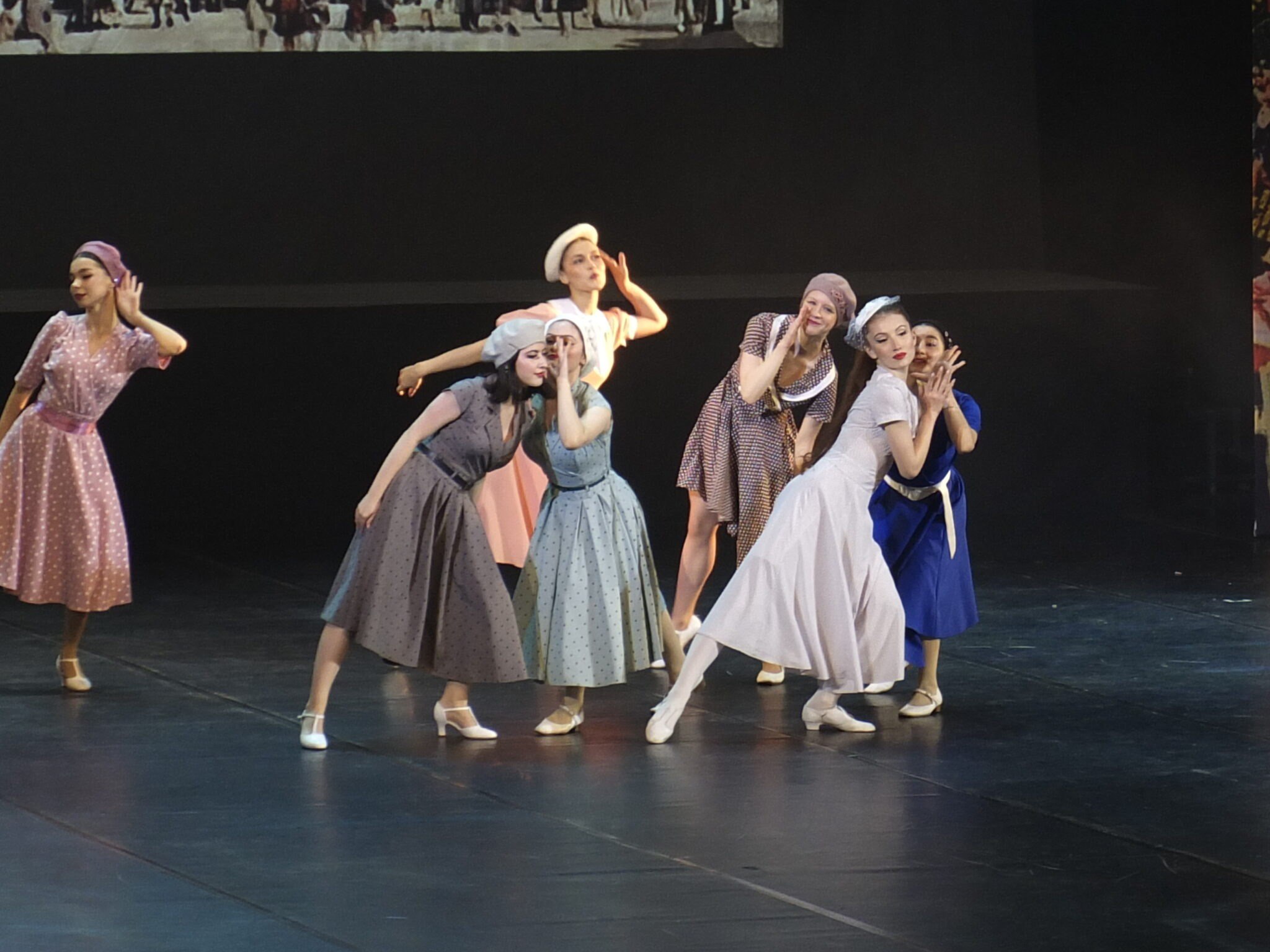 Несмотря на то, что это посвящение ушедшему композитору, спектакль избегает траурной тональности