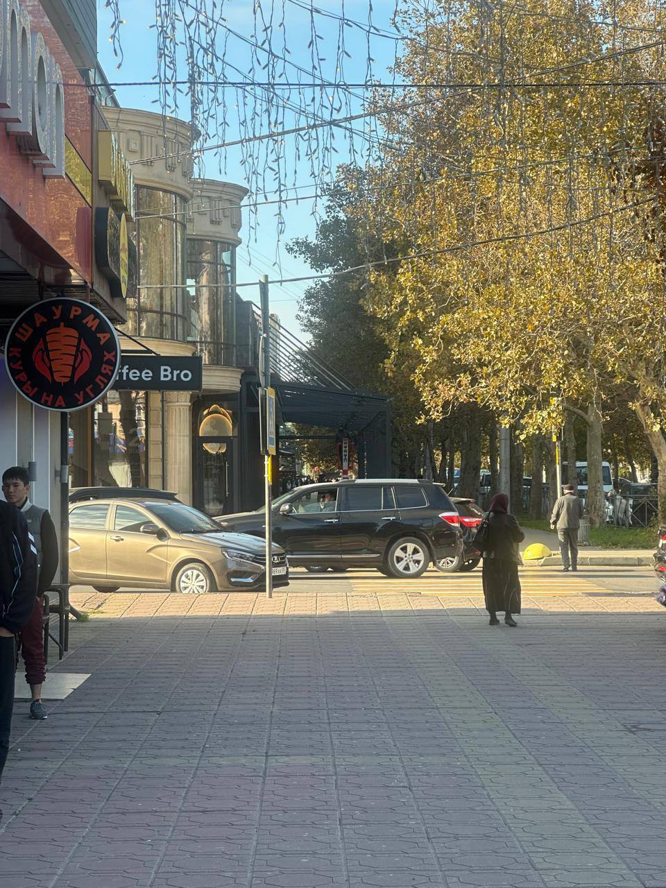 В Махачкале демонтировали веранду, располагавшуюся на тротуарной части на пр. Расула Гамзатова, 64. Теперь тротуар полностью освобожден и доступен для пешеходов В Махачкале демонтировали веранду, располагавшуюся на тротуарной части на пр. Расула Гамзатова, 64. Теперь тротуар полностью освобожден и доступен для пешеходов