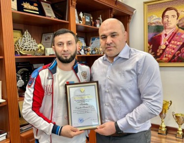 Сажид Сажидов вручил благодарность Главы Дагестана за достигнутые успехи и добросовестную работу тренеру-преподавателю махачкалинской спортшколы им. Б. Ибрагимова, президенту Федерации смешанного боевого искусства...