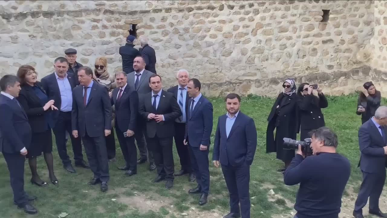 Делегация Народного Собрания Дагестана под руководством спикера парламента Заура Аскендерова осмотрела средневековую крепость Семи братьев и одной сестры