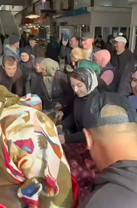 Давка произошла на рынке в Махачкале из-за бесплатных ковров
