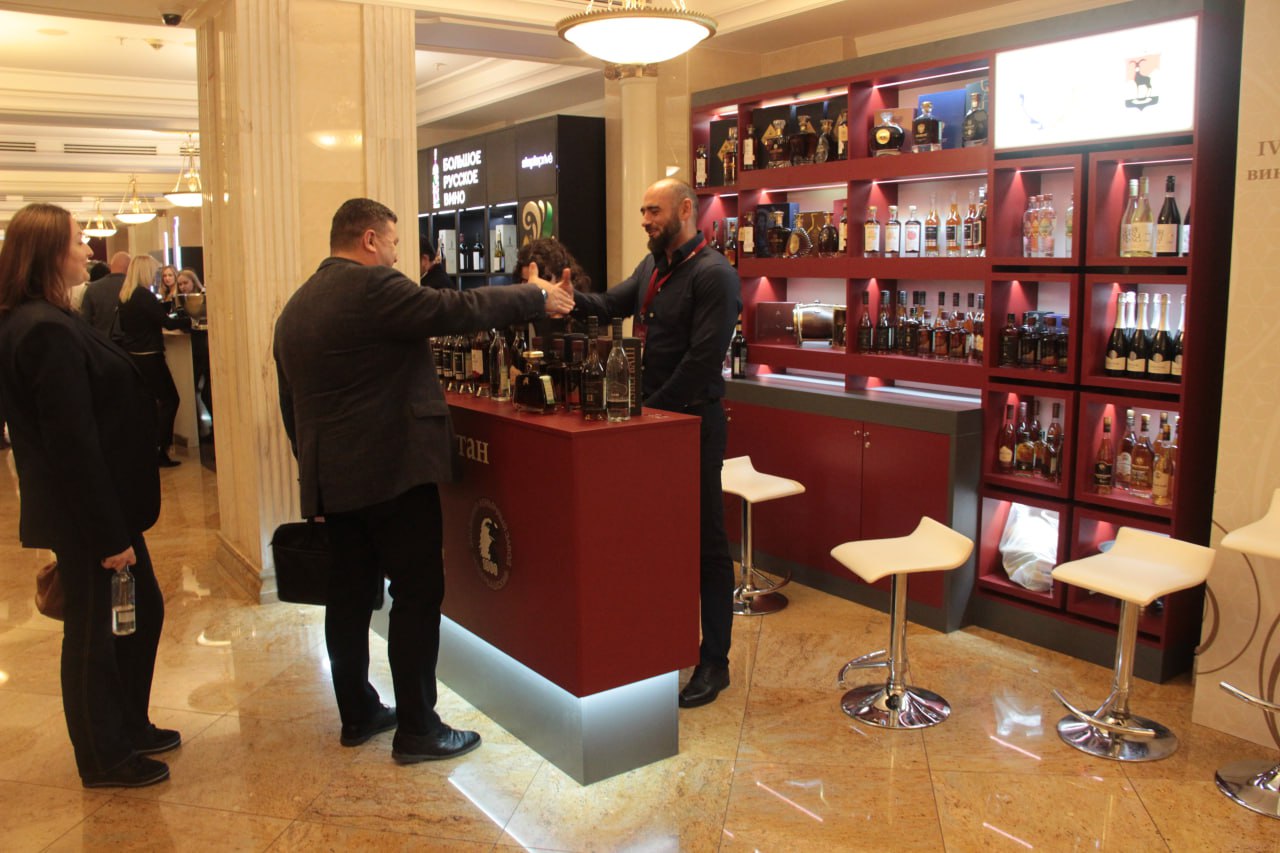 Все слышали о коньячной продукции Дербентского коньячного комбината, но только любители вина знают, что ДКК также производит достойные вина Все слышали о коньячной продукции Дербентского коньячного комбината, но только любители вина знают, что ДКК также производит достойные вина