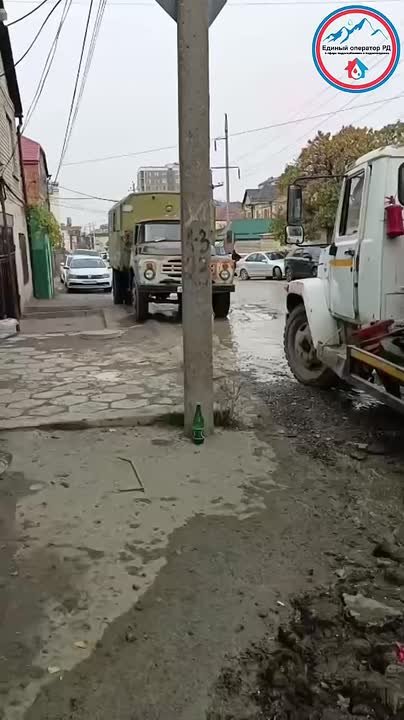 В Махачкале по ул. Хизроева, 83 проводятся работы по устранению аварии на стальном водопроводе диаметром 700 мм