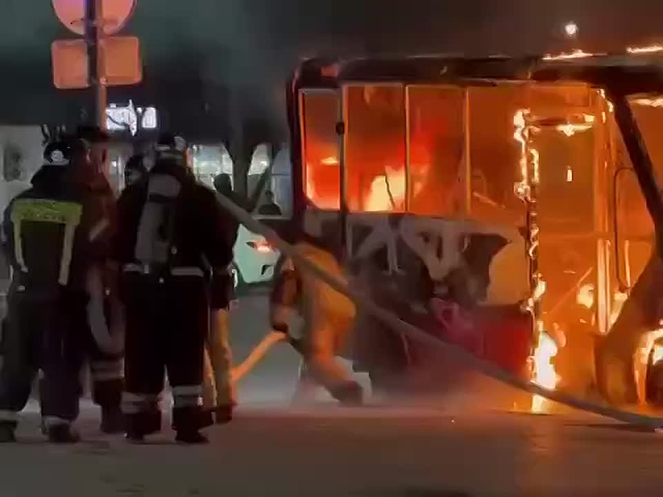 В Махачкале сгорела маршрутка, пострадавших нет