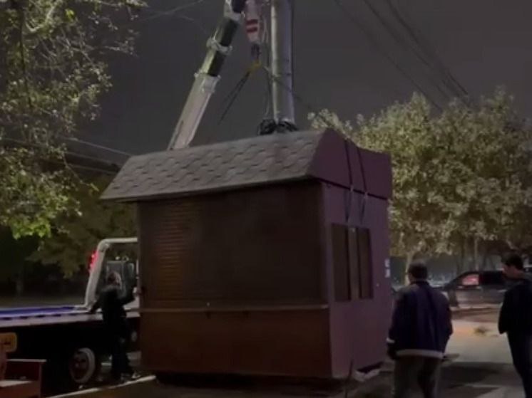 Администрация Махачкалы ночью демонтировала несанкционированный торговый павильон на проспекте Имама Шамиля, чтобы не создавать помех движению