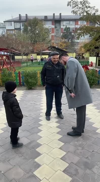 В Кизилюрте родители воспитанников детсада подарили охраннику паломничество в Мекку