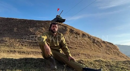 Дагестанский канатоходец Камиль Мамаев совершил уникальный трюк, проехав на танке по натянутому канату на высоте