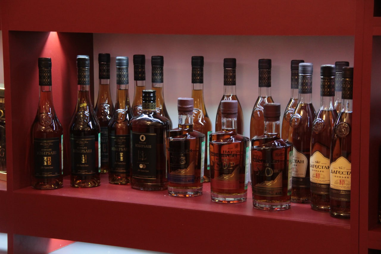 Все слышали о коньячной продукции Дербентского коньячного комбината, но только любители вина знают, что ДКК также производит достойные вина Все слышали о коньячной продукции Дербентского коньячного комбината, но только любители вина знают, что ДКК также производит достойные вина