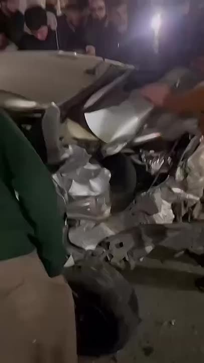 В Каспийске возле спорткомплекса имени Али Алиева столкнулись Hyundai Solaris и Mercedes-Benz