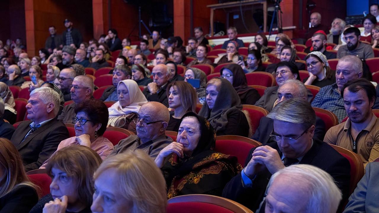 В Русском драматическом театре имени М. Горького проходит юбилейный вечер, посвященный 70-летию народного поэта Дагестана Магомеда Ахмедова В Русском драматическом театре имени М. Горького проходит юбилейный вечер, посвященный 70-летию народного поэта Дагестана Магомеда Ахмедова