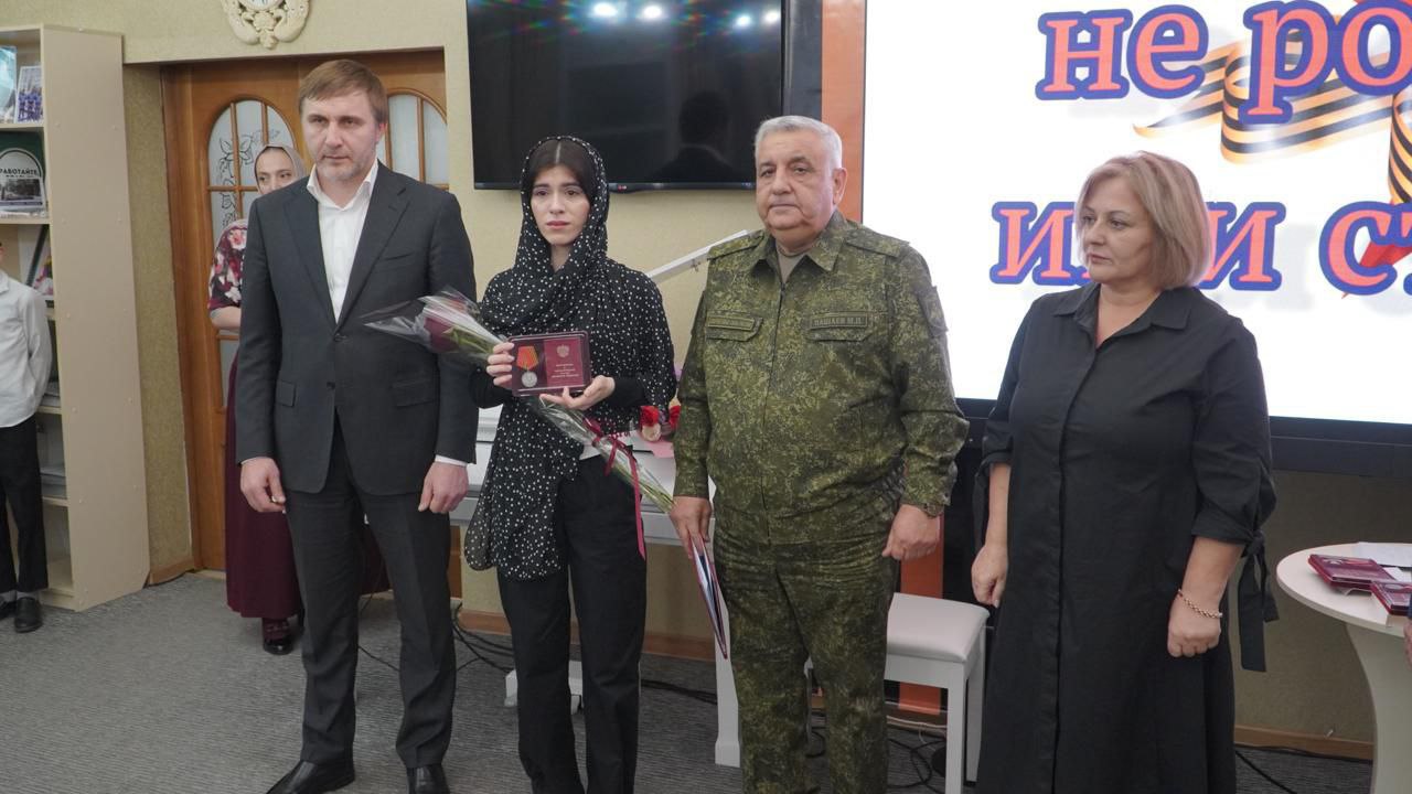 В Каспийске вручили награды родственникам участников СВО, погибших при исполнении долга