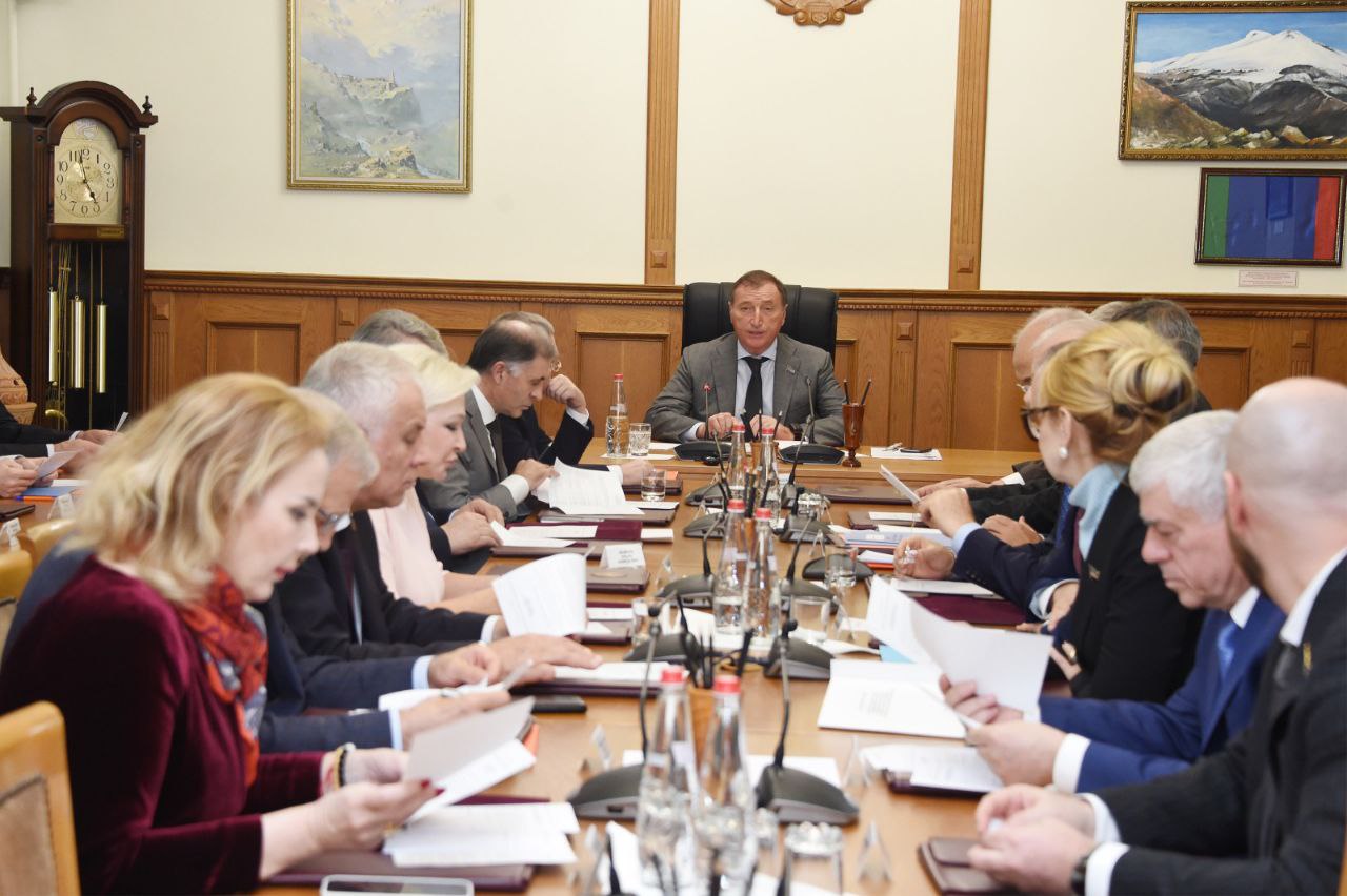 Президиум Народного Собрания Республики Дагестан под председательством спикера парламента Заура Аскендерова определил дату проведения 49-й сессии Президиум Народного Собрания Республики Дагестан под председательством спикера парламента Заура Аскендерова определил дату проведения 49-й сессии