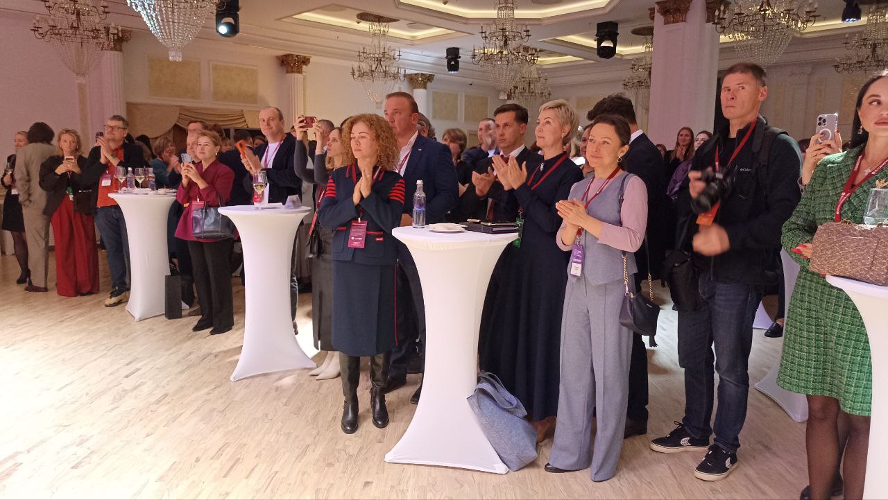 Первый день IV Российского винодельческого форума завершился церемонией награждения ежегодной премией имени князя Льва Голицына «за выдающиеся заслуги перед винодельческой отраслью», учрежденной Ассоциацией виноградарей и... Первый день IV Российского винодельческого форума завершился церемонией награждения ежегодной премией имени князя Льва Голицына «за выдающиеся заслуги перед винодельческой отраслью», учрежденной Ассоциацией виноградарей и...