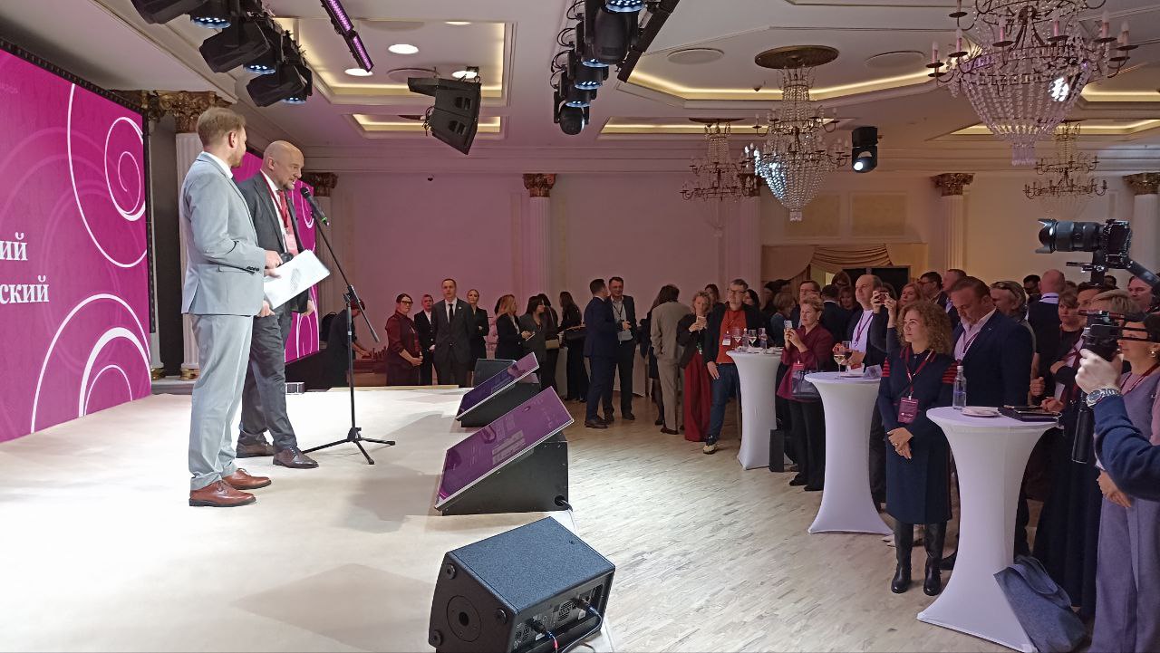 Первый день IV Российского винодельческого форума завершился церемонией награждения ежегодной премией имени князя Льва Голицына «за выдающиеся заслуги перед винодельческой отраслью», учрежденной Ассоциацией виноградарей и... Первый день IV Российского винодельческого форума завершился церемонией награждения ежегодной премией имени князя Льва Голицына «за выдающиеся заслуги перед винодельческой отраслью», учрежденной Ассоциацией виноградарей и...