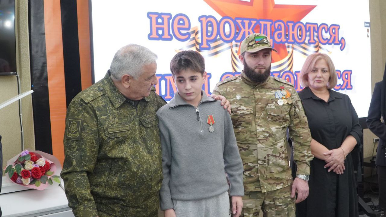 В Каспийске вручили награды родственникам участников СВО, погибших при исполнении долга В Каспийске вручили награды родственникам участников СВО, погибших при исполнении долга