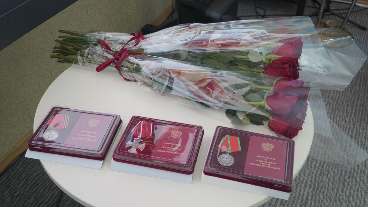 В Каспийске вручили награды родственникам участников СВО, погибших при исполнении долга В Каспийске вручили награды родственникам участников СВО, погибших при исполнении долга