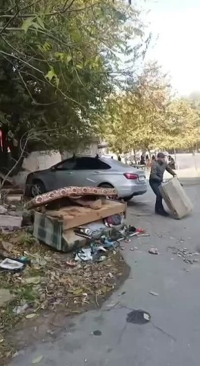 Сотрудники МБУ «Благоустройство» провели уборку территории по ул. Булача, 7. С тротуарной части вывезли мусор, территорию привели в порядок