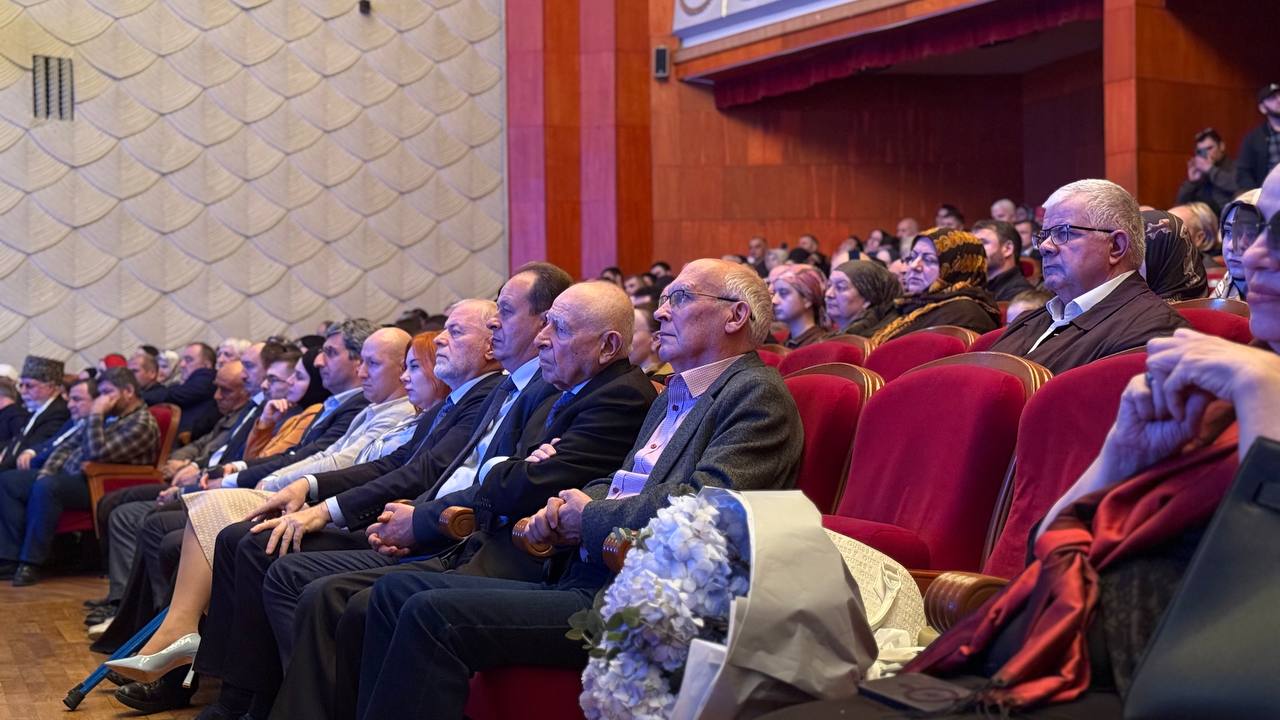 В Русском драматическом театре имени М. Горького проходит юбилейный вечер, посвященный 70-летию народного поэта Дагестана Магомеда Ахмедова В Русском драматическом театре имени М. Горького проходит юбилейный вечер, посвященный 70-летию народного поэта Дагестана Магомеда Ахмедова