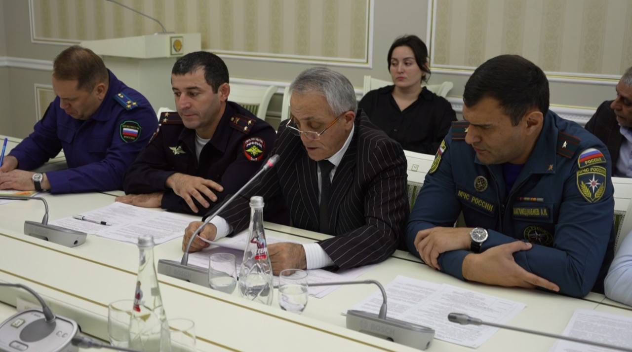 Заседание Комиссии по предупреждению и ликвидации чрезвычайных ситуаций и обеспечению пожарной безопасности прошло сегодня в Администрации Махачкалы под руководством главы города Джамбулата Салавова Заседание Комиссии по предупреждению и ликвидации чрезвычайных ситуаций и обеспечению пожарной безопасности прошло сегодня в Администрации Махачкалы под руководством главы города Джамбулата Салавова