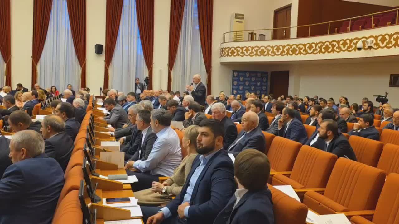 Д.э.н., профессор Салихбек Абдулманапов поднял вопрос увеличения в бюджете расходов на финансирования научной сферы, а также более широкого включения данного направления в различные государственные программы