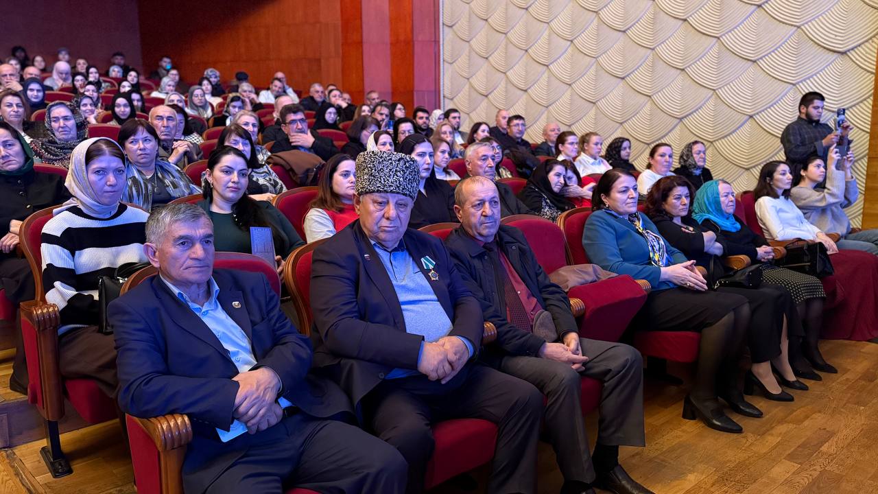 В Русском драматическом театре имени М. Горького проходит юбилейный вечер, посвященный 70-летию народного поэта Дагестана Магомеда Ахмедова В Русском драматическом театре имени М. Горького проходит юбилейный вечер, посвященный 70-летию народного поэта Дагестана Магомеда Ахмедова