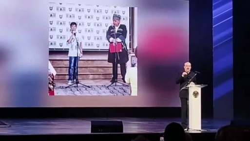 В эти минуты в большом зале Русского театра им. М. Горького проходит юбилейный вечер, посвященный 70-летию народного поэта Дагестана Магомеда Ахмедова