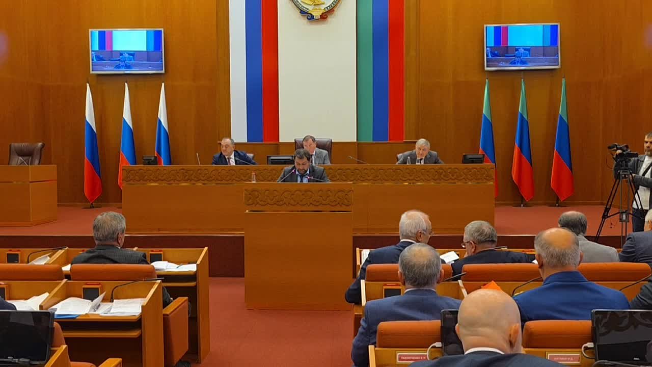 С докладом выступил и.о. министра образования и науки РД Гаджимурад Магомедов