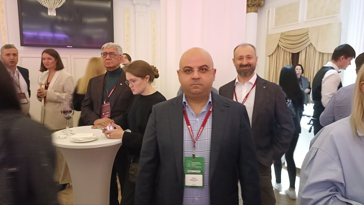 Первый день IV Российского винодельческого форума завершился церемонией награждения ежегодной премией имени князя Льва Голицына «за выдающиеся заслуги перед винодельческой отраслью», учрежденной Ассоциацией виноградарей и... Первый день IV Российского винодельческого форума завершился церемонией награждения ежегодной премией имени князя Льва Голицына «за выдающиеся заслуги перед винодельческой отраслью», учрежденной Ассоциацией виноградарей и...