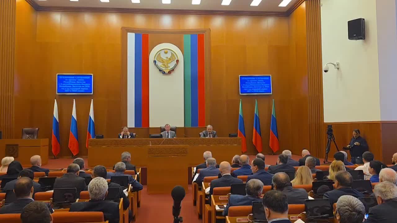 Под председательством спикера парламента Заура Акендерова начались публичные слушания по проекту закона Республики Дагестан