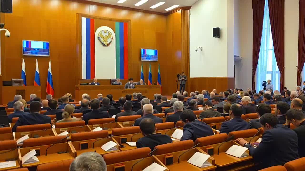 Министр строительства, архитектуры и жилищно-коммунального хозяйства РД Бахтияр Уллаев сообщил о закладываемых в бюджет расходах ведомства, а также ответил на вопросы депутатов, касающиеся реализации программы "Доступная...