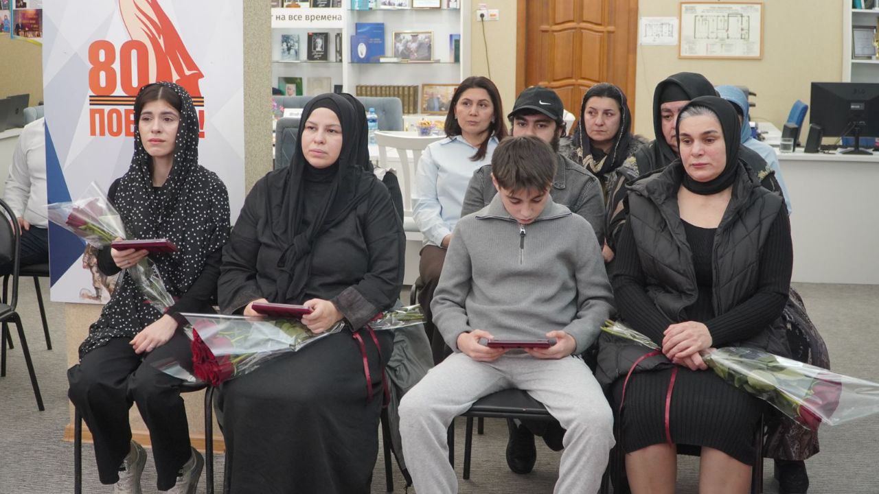 В Каспийске вручили награды родственникам участников СВО, погибших при исполнении долга В Каспийске вручили награды родственникам участников СВО, погибших при исполнении долга