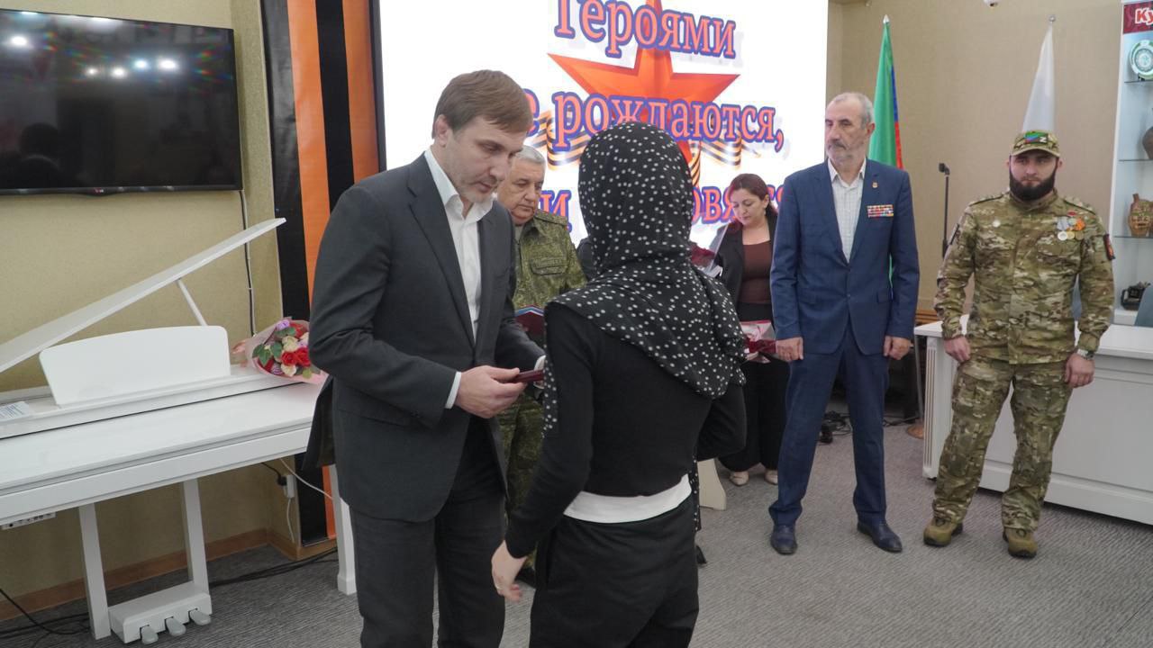 В Каспийске вручили награды родственникам участников СВО, погибших при исполнении долга В Каспийске вручили награды родственникам участников СВО, погибших при исполнении долга