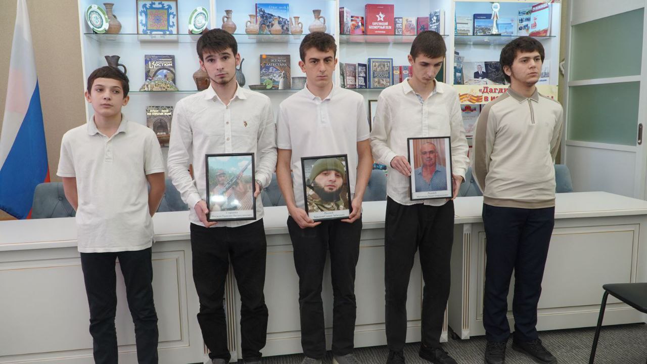 В Каспийске вручили награды родственникам участников СВО, погибших при исполнении долга В Каспийске вручили награды родственникам участников СВО, погибших при исполнении долга