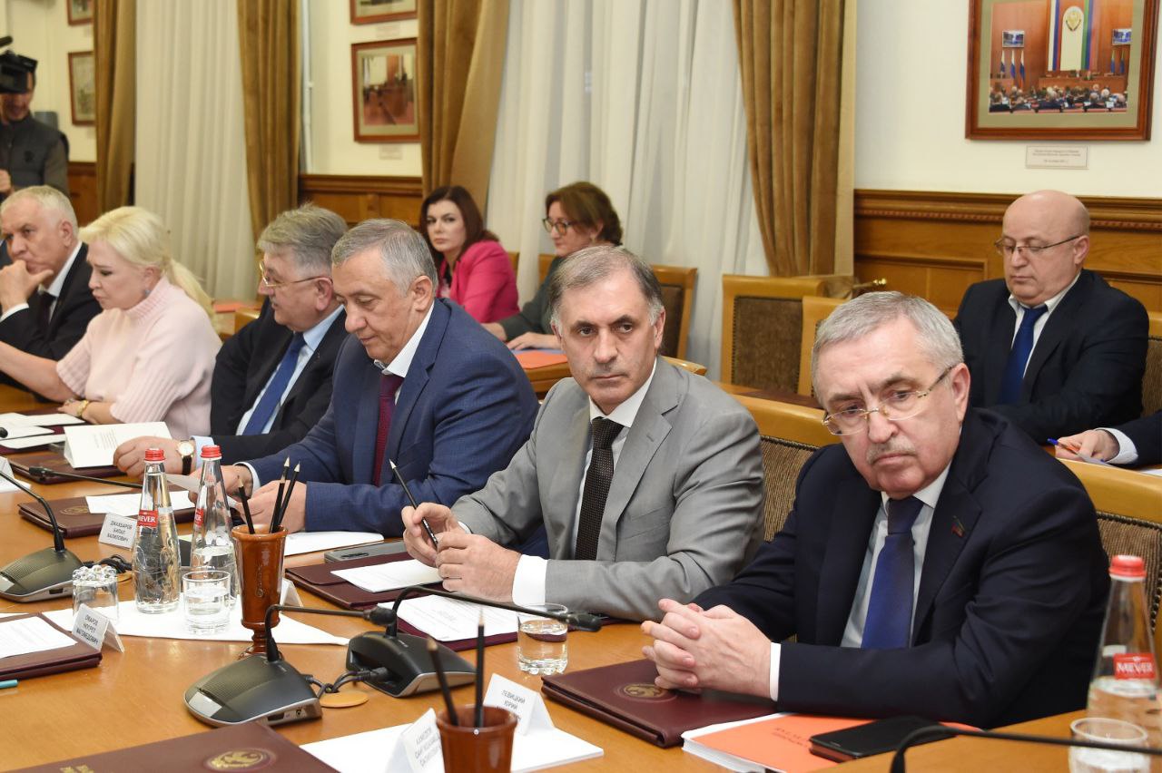 Президиум Народного Собрания Республики Дагестан под председательством спикера парламента Заура Аскендерова определил дату проведения 49-й сессии Президиум Народного Собрания Республики Дагестан под председательством спикера парламента Заура Аскендерова определил дату проведения 49-й сессии