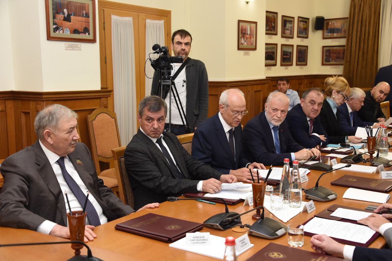 Президиум Народного Собрания Республики Дагестан под председательством спикера парламента Заура Аскендерова определил дату проведения 49-й сессии Президиум Народного Собрания Республики Дагестан под председательством спикера парламента Заура Аскендерова определил дату проведения 49-й сессии