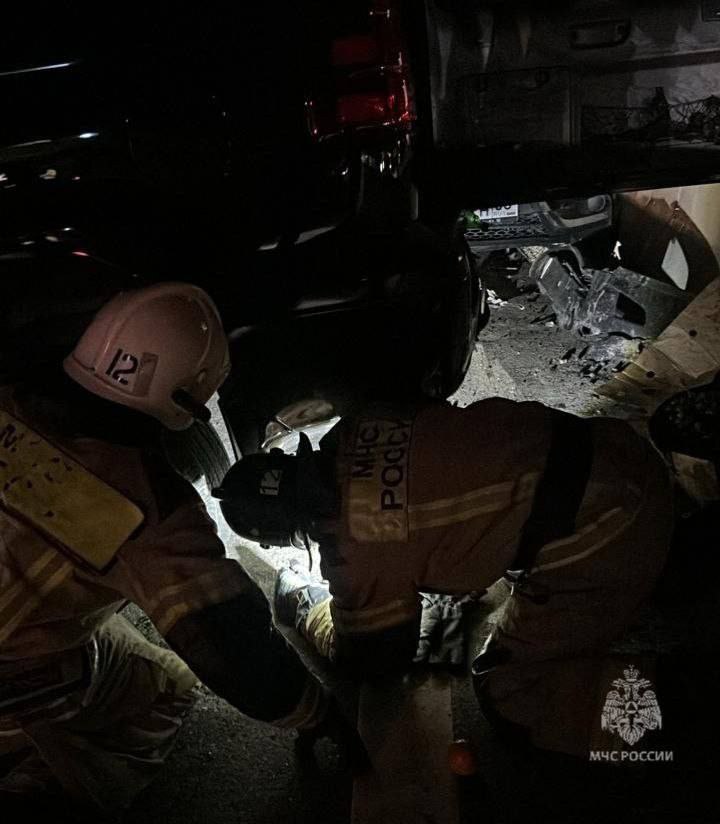 На трассе «Махачкала-Буйнакск» в Дагестане столкнулись грузовик ЗИЛ и три легковушки