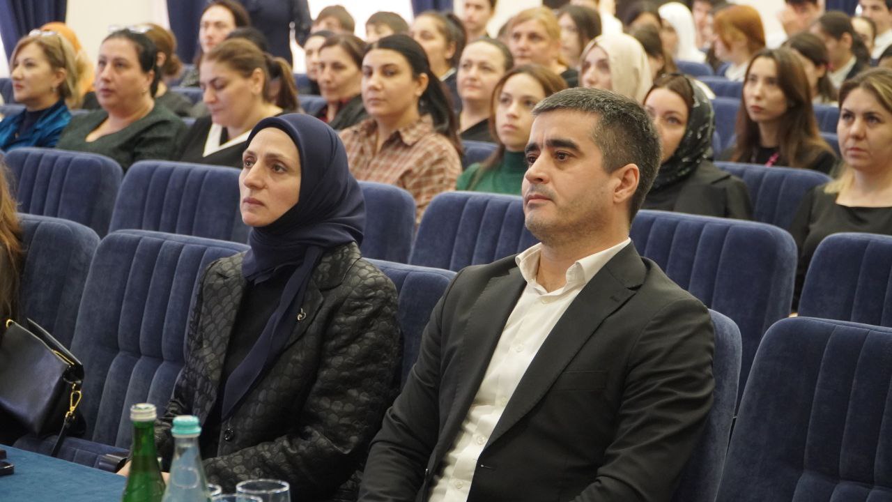 В Каспийской гимназии №12 прошла встреча учеников с матерью Героя России Нурмагомеда Гаджимагомедова В Каспийской гимназии №12 прошла встреча учеников с матерью Героя России Нурмагомеда Гаджимагомедова