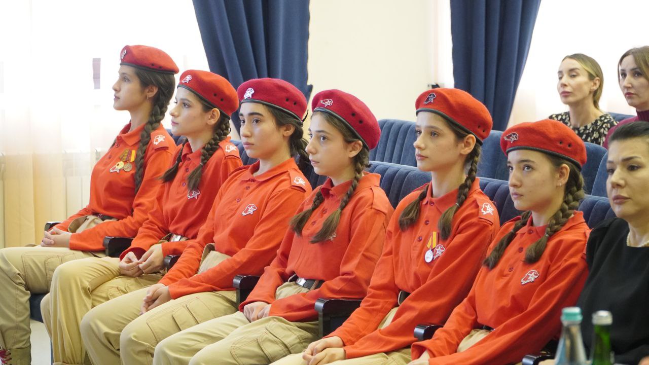 В Каспийской гимназии №12 прошла встреча учеников с матерью Героя России Нурмагомеда Гаджимагомедова В Каспийской гимназии №12 прошла встреча учеников с матерью Героя России Нурмагомеда Гаджимагомедова